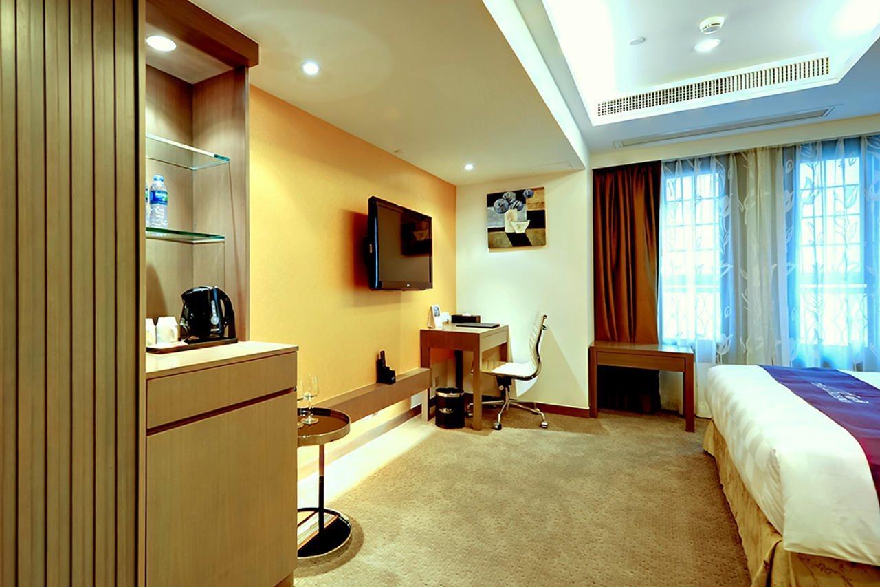 The Bauhinia Hotel - Central Hongkong Exteriör bild